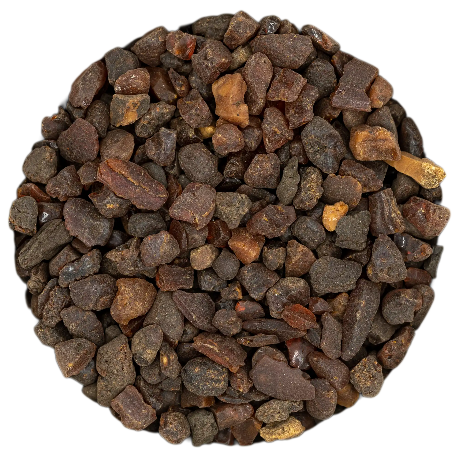 Nahaufnahme von wärmend-beruhigendem Bernstein Räucherwerk (dunkle, rotbraune, unregelmäßige Harzstücke). Die Kräuterdrogerie, Wien.