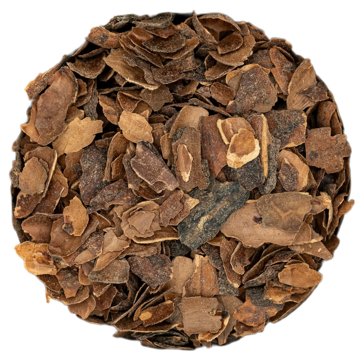 Studio-Nahaufnahme von wärmendem Kakaoschalen Räucherwerk (dünne, unregelmäßige Schalenstücke in Brauntönen). Die Kräuterdrogerie, Wien.