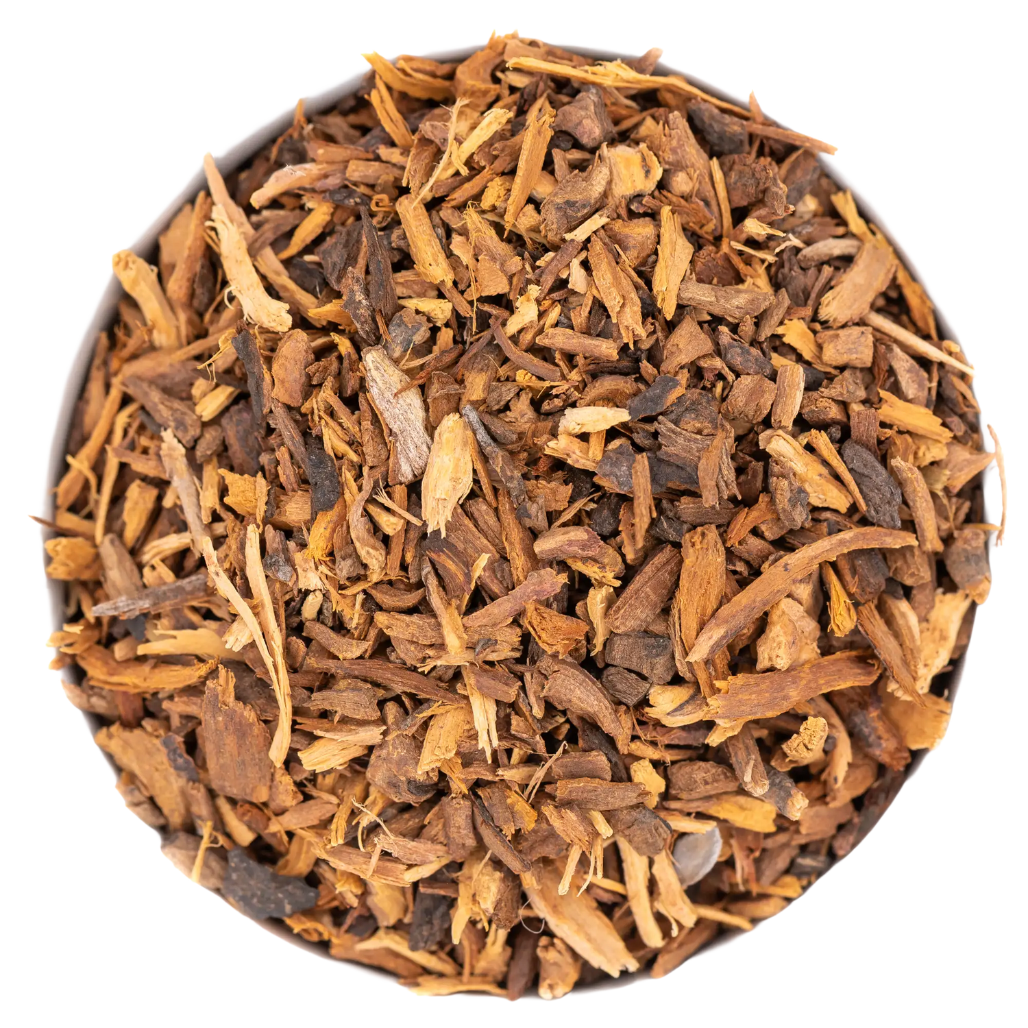 Nahaufnahme von geschnittener Ratanhiawurzel (Ratanhiae radix) in verschiedenen Braun- und Rottönen. Arzneidroge in Arzneibuch-Qualität (AQ). Reines Naturprodukt aus der Kräuterdrogerie.