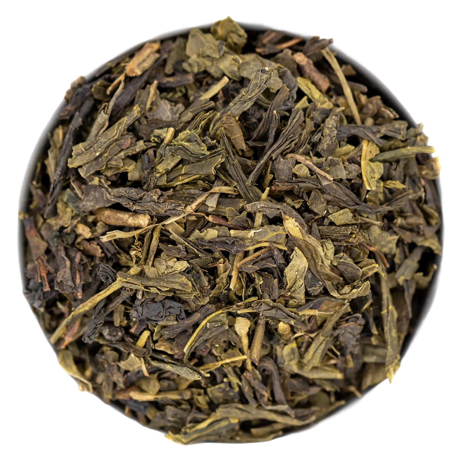 Nahaufnahme von losem, getrocknetem Sencha Grüntee mit dunkelgrünen, länglichen Blättern. Hochwertiger Tee aus der Kräuterdrogerie.