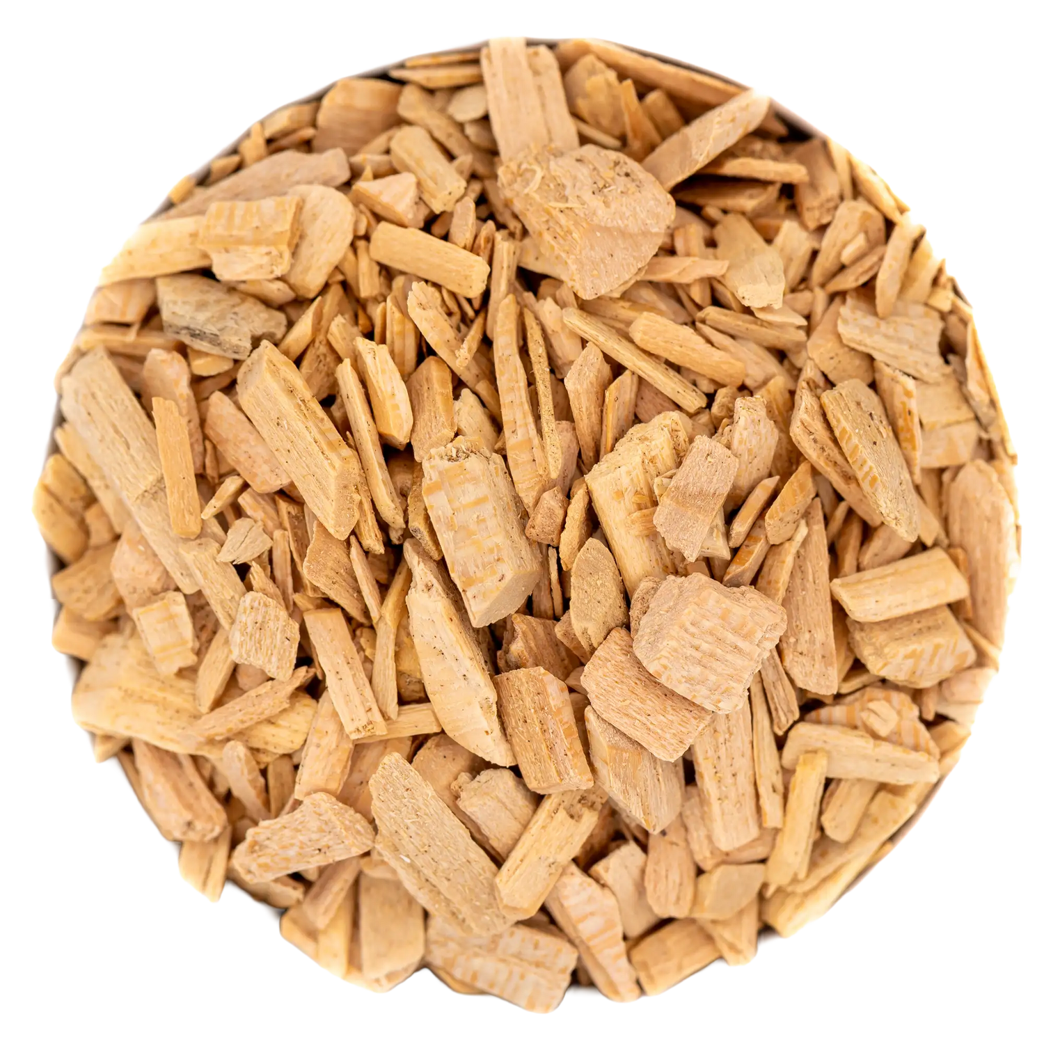 Nahaufnahme von losem Zedernholz Räucherwerk, geschnitten in feinen, hellbraunen Spänen und Stückchen. Reines Naturprodukt aus der Kräuterdrogerie.