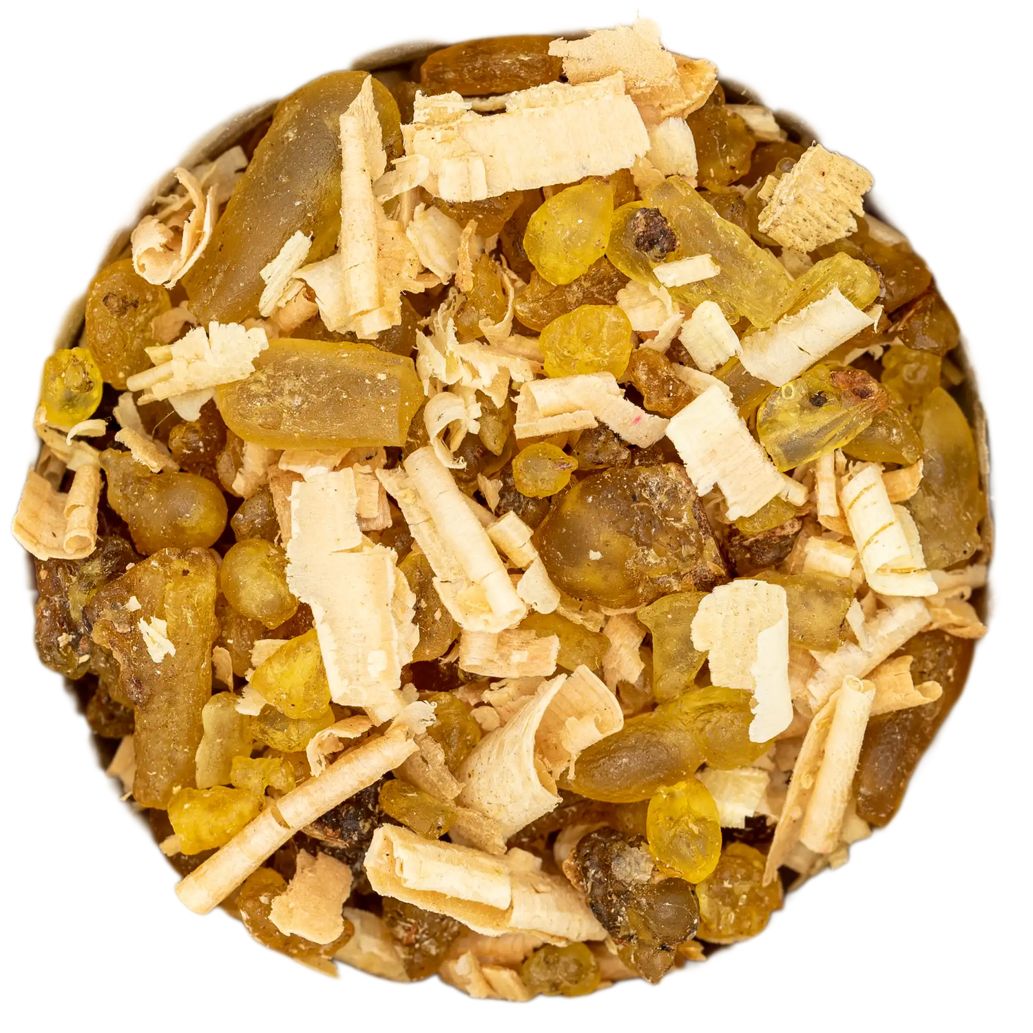 Nahaufnahme von entspannender Zirbenweihrauch Räuchermischung (Holzspäne und Harztränen). Die Kräuterdrogerie, Wien.