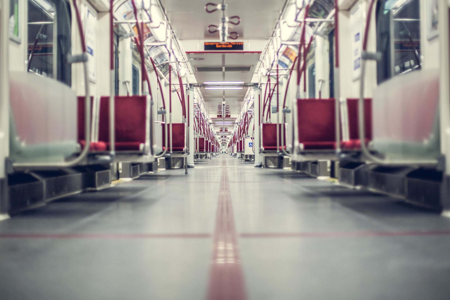 Innenraum eines leeren U-Bahn-Wagens oder Zuges. Symbolisiert Mobilität, Ruhe oder den Weg zur Kräuterdrogerie, 1080 Wien.