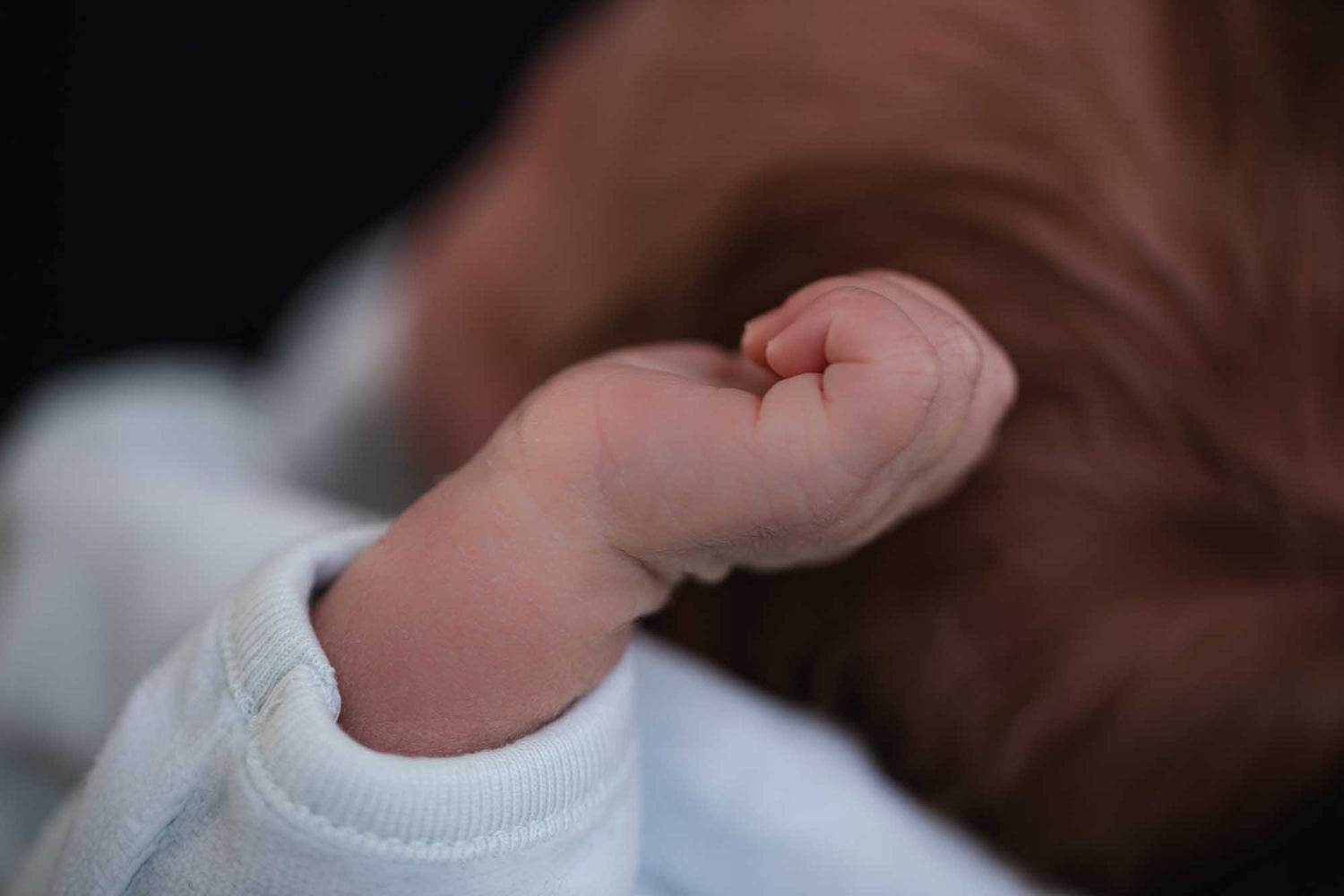 Winzige Babyhand, steht für die Freude und Wunder der Geburt