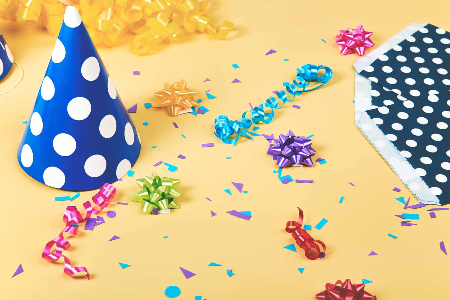 Festliche, bunte Party-Dekoration mit Luftballons und Streamern. Für Geburtstage, Feiertage oder Aktionen der Kräuterdrogerie.