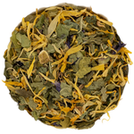 Nahaufnahme der beruhigend-ausgleichenden Freundlicher-Tee Teemischung (grüne Blätter, Ringelblumenblüten und Fenchel). Die Kräuterdrogerie, Wien.