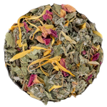 Nahaufnahme der nährend-entspannenden Für werdende Mamis Teemischung (grüne Blätter, Ringelblumenblüten und Rosenblüten). Die Kräuterdrogerie, Wien.