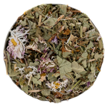 Nahaufnahme der Teemischung 'In Balance'. Die lose Mischung besteht aus grob geschnittenen Kräuterblättern und auffälligen weißen sowie lilafarbenen Blüten. Hochwertige Arzneikräuter-Mischung zur Förderung des allgemeinen Wohlbefindens. Reines Naturprodukt aus der Kräuterdrogerie.