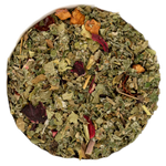 Nahaufnahme der belebend-erfrischenden Morgentee Teemischung (grüne Blätter, Hibiskus, Hagebutte, Apfel). Die Kräuterdrogerie, Wien.