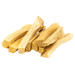 Nahaufnahme von aromatisch-klärendem Räucherholz Palo Santo (10 Stück) zur Reinigung. Hochwertiges Naturprodukt aus der Kräuterdrogerie, Wien.