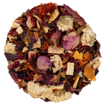 Studio-Nahaufnahme der harmonisch-duftenden Schön & Gut Teemischung (Hibiskus, Rosenknospen, Kamille und Orangenschalen). Die Kräuterdrogerie, Wien.